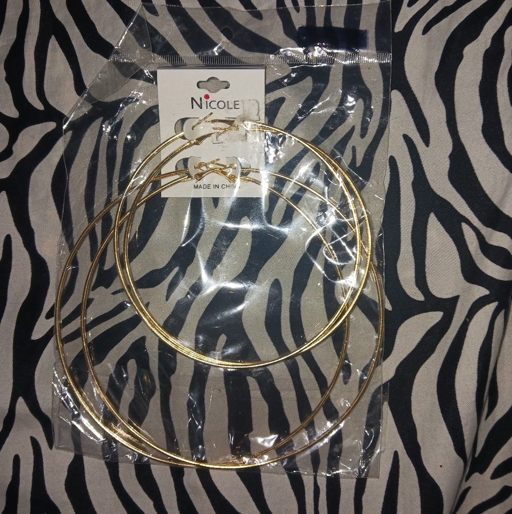 NEW Women Gold Fashion 2-pack hoop earrings - Picture 2 of 5